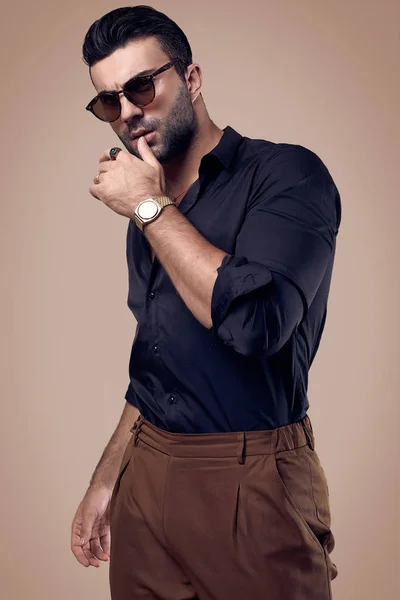 Vacker brutal garvade hipster man i en svart skjorta och glasögon — Stockfoto