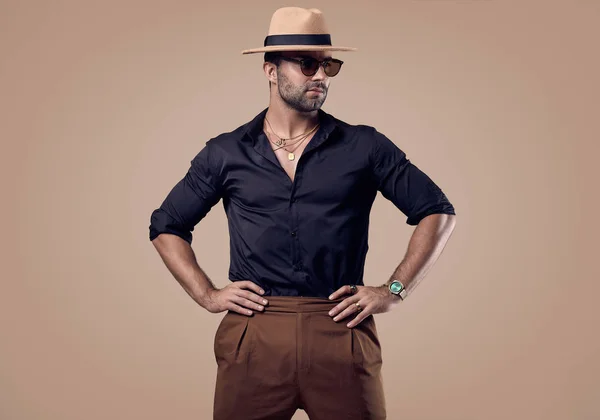 Beau bronzé brutal homme hipster dans une chemise noire, chapeau et lunettes — Photo