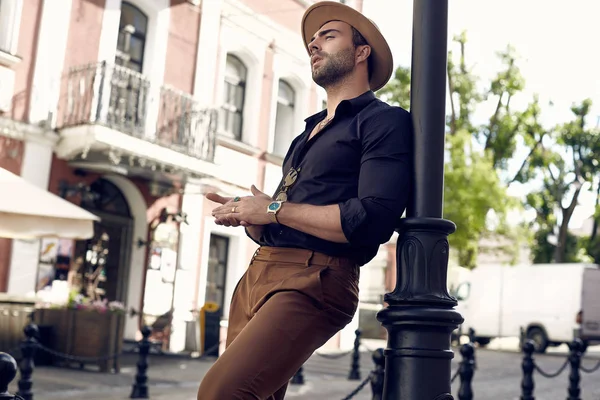 Bello brutale abbronzato muscolare hipster uomo in posa per le strade — Foto Stock