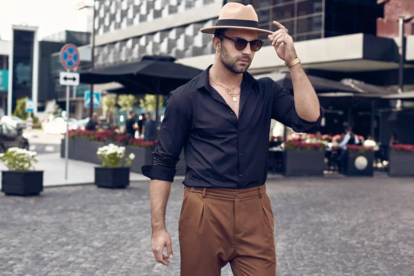 Bello brutale abbronzato muscolare hipster uomo in posa per le strade — Foto Stock