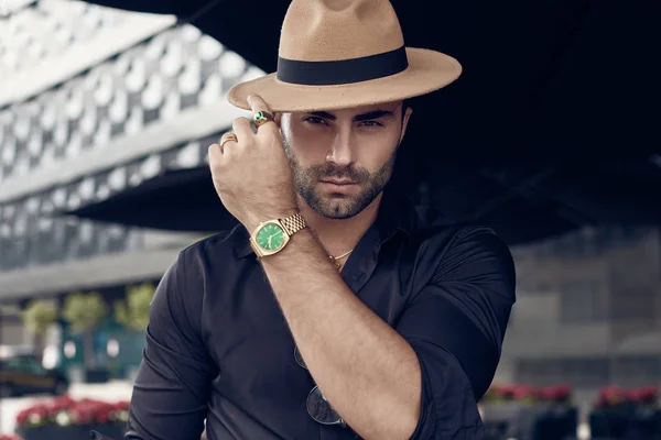 Sokaklarda poz güzel acımasız tabaklanmış kas hipster adam