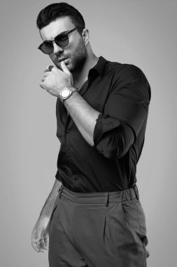 Siyah bir gömlek ve gözlük güzel acımasız tabaklanmış hipster adam