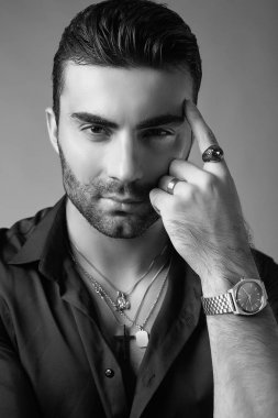 Siyah bir gömlek güzel acımasız tabaklanmış hipster adam