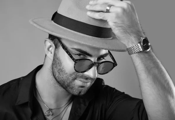 Beau bronzé brutal hipster homme dans une chemise noire, chapeau et gl — Photo