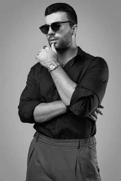 Vacker brutal garvade hipster man i en svart skjorta och glasögon — Stockfoto