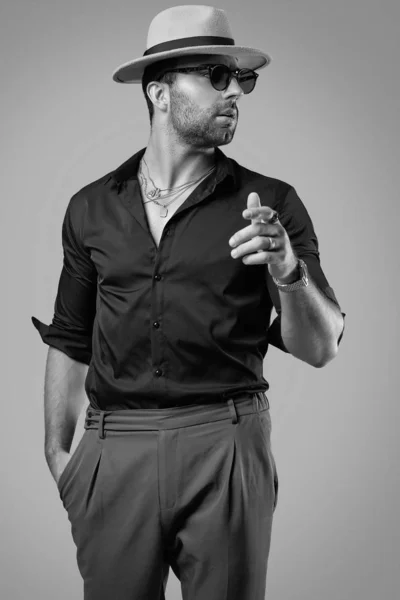 검은 셔츠, 모자와 gl에 아름다운 잔인한 무두질 힙스터 남자 — 스톡 사진