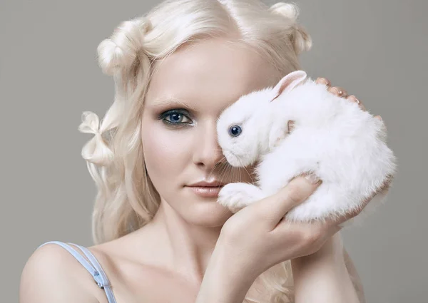 Albino fille blonde en robe élégante posant avec petit lapin mignon — Photo