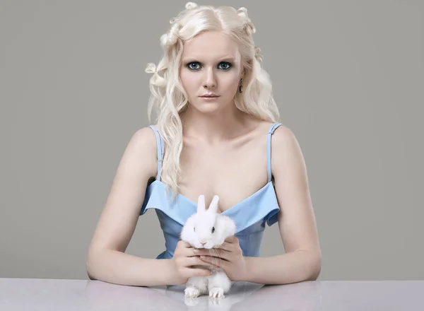 Albino blond flicka i elegant klänning poserar med söta lilla kanin — Stockfoto