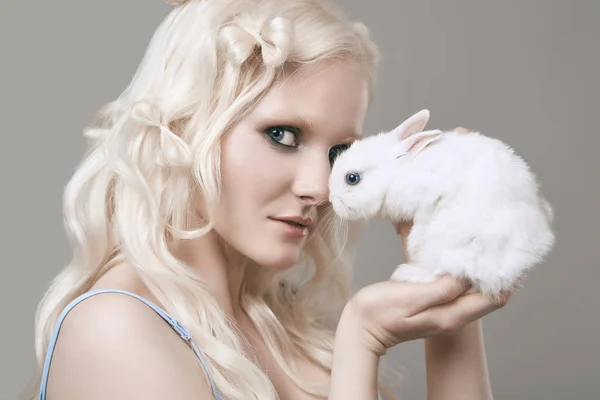 Albino blond flicka i elegant klänning poserar med söta lilla kanin — Stockfoto