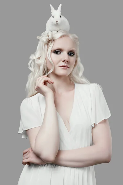 Albino szőke lány elegáns ruhában jelentő aranyos kis nyúl — Stock Fotó