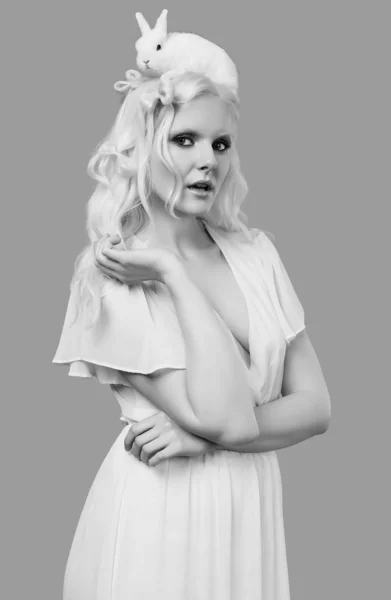 Albino szőke lány elegáns ruhában jelentő aranyos kis rabbi — Stock Fotó