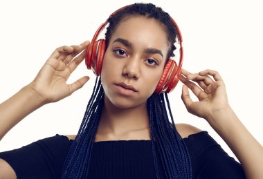 Dreadlocks ile güzel afrikalı esmer genç kız listenin