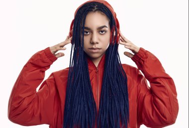 Kırmızı rüzgarlık dreadlocks ile Afrikalı genç kız listenin