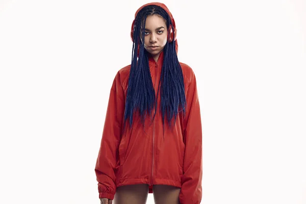 Menina adolescente africana com dreadlocks em vermelho windbreaker listenin — Fotografia de Stock