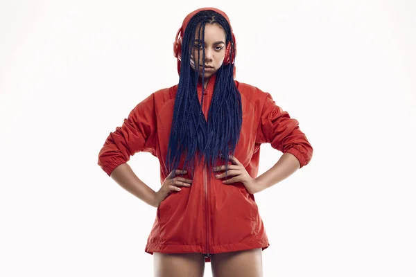 Menina adolescente africana com dreadlocks em vermelho windbreaker listenin — Fotografia de Stock