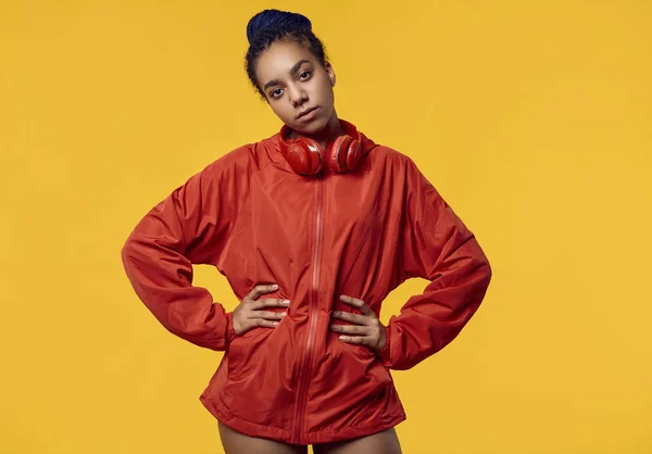 Menina adolescente africana com dreadlocks em vermelho windbreaker listenin — Fotografia de Stock