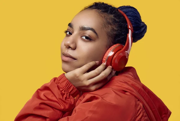 Menina adolescente africana com dreadlocks em vermelho windbreaker listenin — Fotografia de Stock