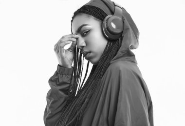 Kırmızı rüzgarlık dreadlocks ile Afrikalı genç kız listenin