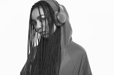 Kırmızı rüzgarlık dreadlocks ile Afrikalı genç kız listenin