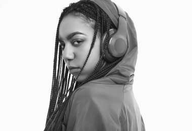 Kırmızı rüzgarlık dreadlocks ile Afrikalı genç kız listenin