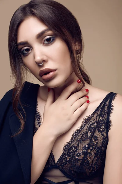 Gyönyörű szexi barna nő lédús ajkak sötét fehérnemű — Stock Fotó