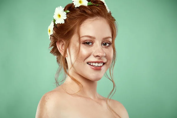 Belle fille rousse positive avec une couronne de camomille sur la tête — Photo