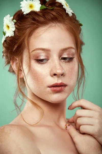 Menina ruiva positiva bonita com uma coroa de camomila na cabeça — Fotografia de Stock