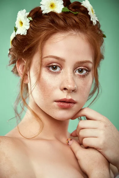 Όμορφη θετική κοκκινομάλλα κοπέλα με ένα στέμμα χαμομηλιού στο κεφάλι της — Φωτογραφία Αρχείου