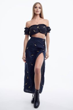 Uzun saçlı, siyah elbiseli güzel bir kadın manken.