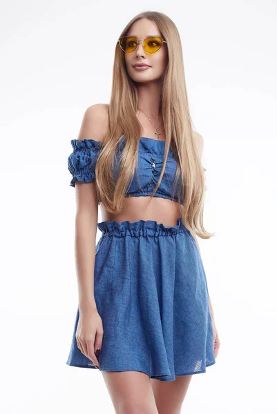 Mooi vrouwelijk model met lang haar poseren in mode blauwe jurk — Stockfoto