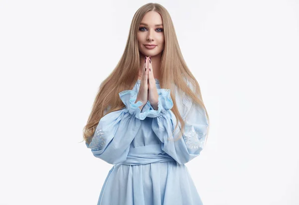 Hermosa modelo femenina con el pelo largo posando en vestido de moda —  Fotos de Stock