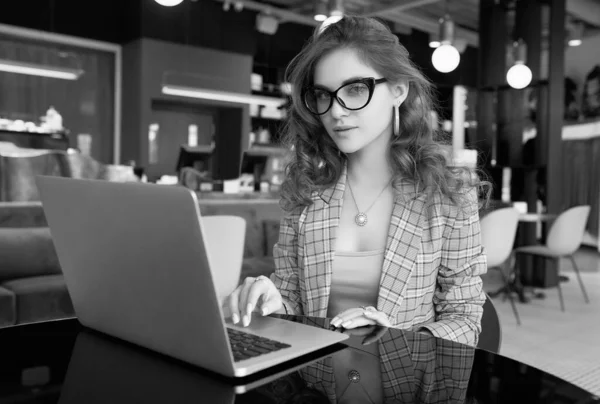 Portrait Confident Young Businesswoman Smart Casual Wear Working Laptop Coffee — Stock Photo, Image