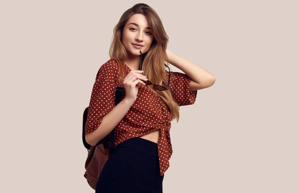 Retrato Mujer Joven Hermosa Con Mochila Lista Para Viajar Una — Foto de Stock