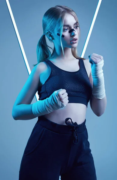 Retrato Vívido Menina Bonita Forte Com Cabelo Loiro Figura Esportiva — Fotografia de Stock