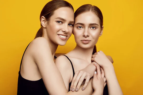 Porträtt Älskvärda Två Kaukasiska Flickor Som Uttrycker Positiva Känslor Till — Stockfoto