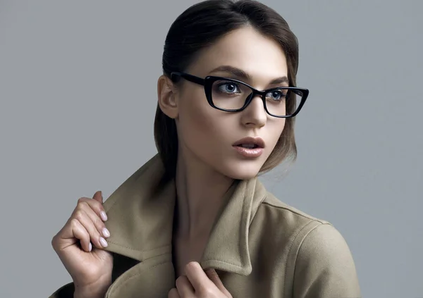 Πορτρέτο Της Νεαρής Όμορφης Hipster Γυναίκα Μοντέρνο Παλτό Και Γυαλιά — Φωτογραφία Αρχείου