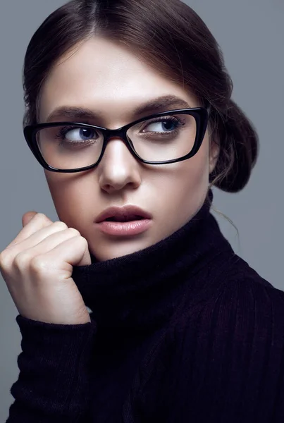 Portré Aranyos Diák Lány Visel Fekete Garbó Pulóver Stílusos Szemüveg — Stock Fotó