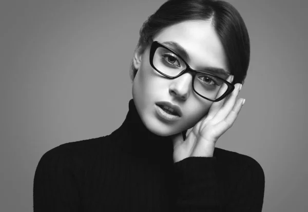 Retrato Menina Estudante Bonito Vestindo Camisola Gola Alta Preta Óculos — Fotografia de Stock