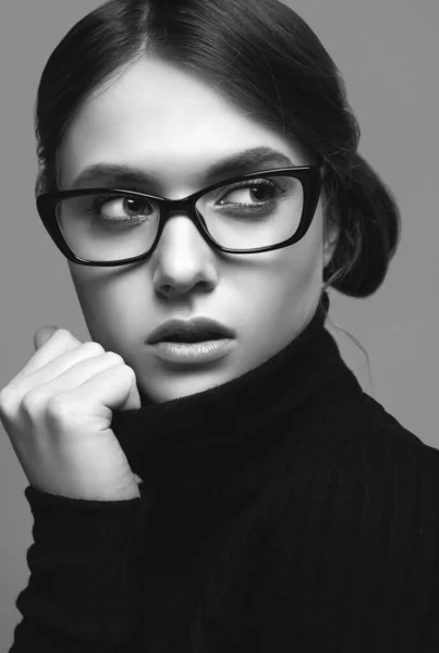 Retrato Menina Estudante Bonito Vestindo Camisola Gola Alta Preta Óculos — Fotografia de Stock