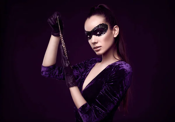 Ritratto Affascinante Elegante Donna Bruna Bellissimo Vestito Viola Paillettes Maschera — Foto Stock