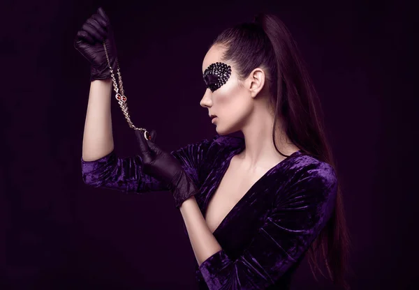 Ritratto Affascinante Elegante Donna Bruna Bellissimo Vestito Viola Paillettes Maschera — Foto Stock