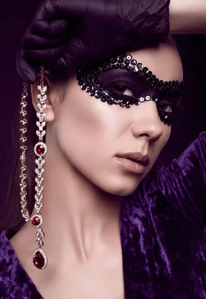 Ritratto Affascinante Elegante Donna Bruna Bellissimo Vestito Viola Maschera Paillettes — Foto Stock