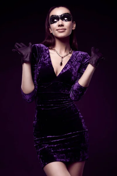 Портрет Чарівної Елегантної Брюнетки Красивій Фіолетовій Сукні Масці Блискітками Чорними — стокове фото