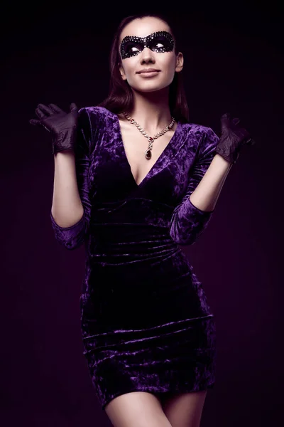 Retrato Encantadora Mulher Morena Elegante Belo Vestido Roxo Lantejoulas Máscara — Fotografia de Stock