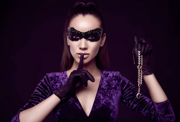 Ritratto Affascinante Elegante Donna Bruna Bellissimo Vestito Viola Maschera Paillettes — Foto Stock