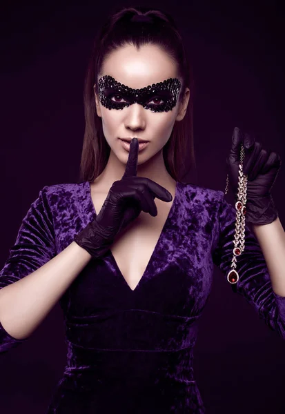 Retrato Encantadora Mujer Morena Elegante Hermoso Vestido Púrpura Máscara Lentejuelas — Foto de Stock