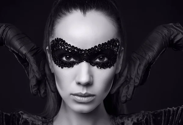 密接なアップポートレートの魅力的なエレガントなブルネットの女性でスパンコールマスクと手袋ポーズオン黒背景でスタジオ — ストック写真