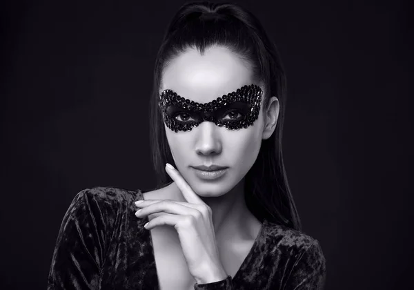 Retrato Encantadora Mulher Morena Elegante Belo Vestido Roxo Lantejoulas Máscara — Fotografia de Stock