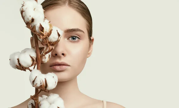 Retrato Bela Jovem Com Pele Limpa Perfeita Posando Com Flor — Fotografia de Stock