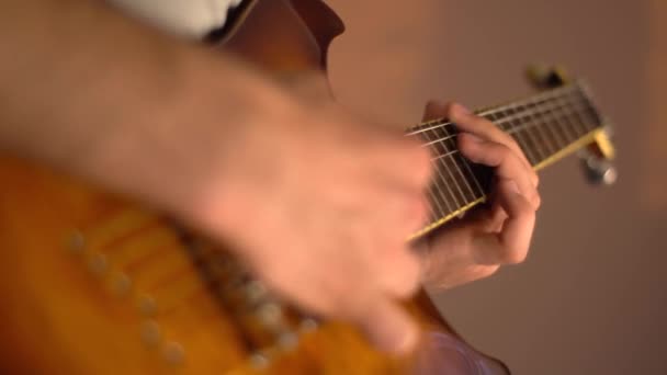 一个年轻人在家里弹电吉他 金色琥珀色防晒霜吉他 后续行动 — 图库视频影像